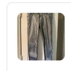 BNWT. Kut from the Kloth. Silver ankle skinnys.